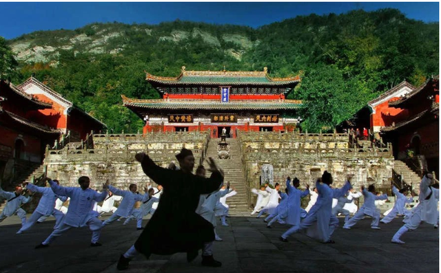 越扒越有！少林寺刚被调查，武当山也上了热搜，一个贪钱一个明抢