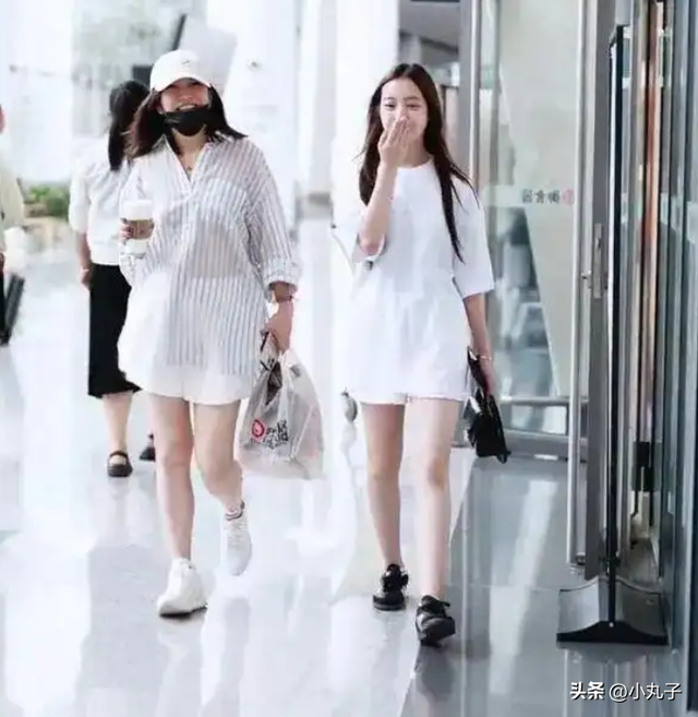 赵薇15岁女儿，嘴巴凸起又大，和爸爸一个模样，整体颜值不如妈
