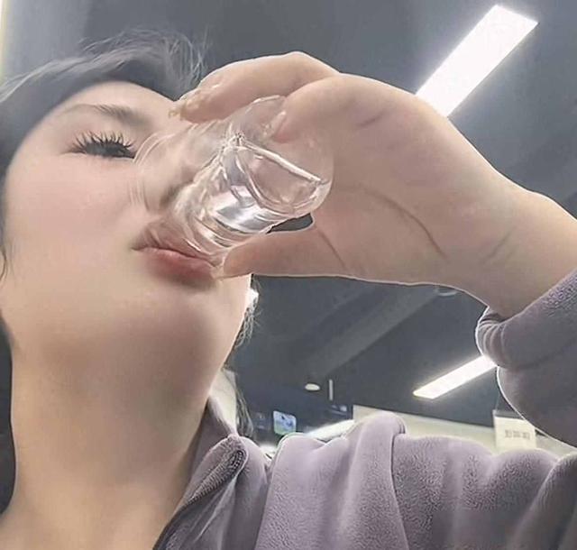 河南美女“大晨”去世，年仅28岁，日常开奥迪，一口能喝三两白酒