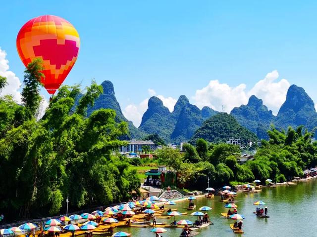 桂林：热闹非凡的遇龙河！