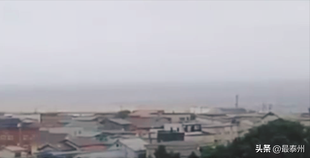 夏威夷海啸滔天！浪高 1.22 米，竟还有人冲浪玩命？