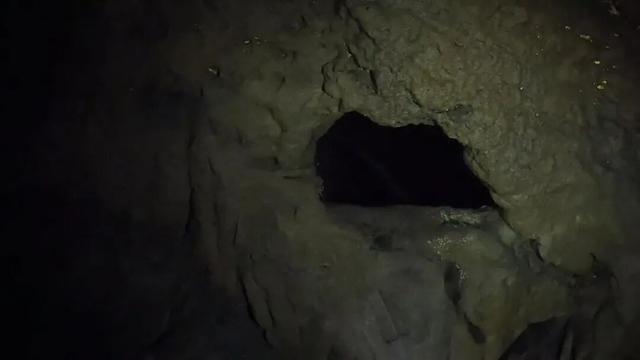 重庆大学城深山发现一排蛮子洞，内部有古人留下的文字和生活痕迹