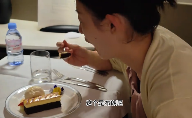 飞机上的“总统套房”！10平米带大床，4小时6万，小婴儿都坐美了