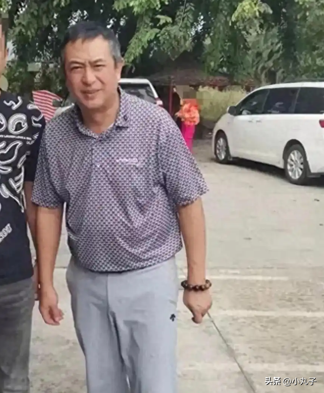 54岁张嘉译双鬓已白，腰已无法站直，瞬间显老许多，岁月不饶人