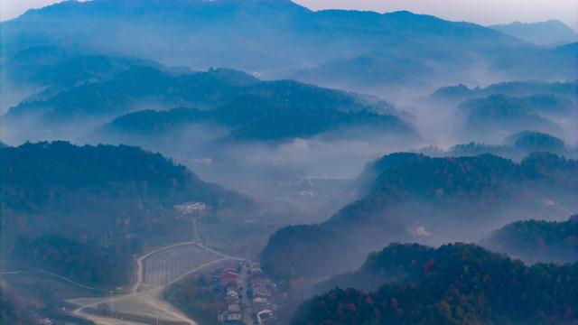 山叠嶂，雾缭绕