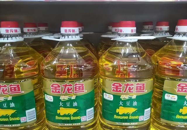 新加坡总理公开支持高市后，被罚18亿账单的金龙鱼	，凉得更快了