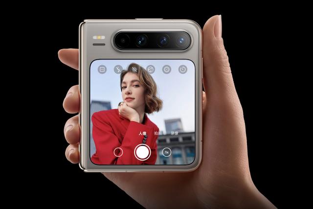 三星Z Flip7登场，售价7999元，和华为Pura X相比谁更值得买