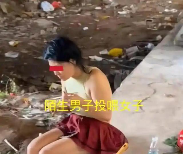 安徽一流浪女长期睡桥洞，常有陌生人投喂，知情人：不值得同情