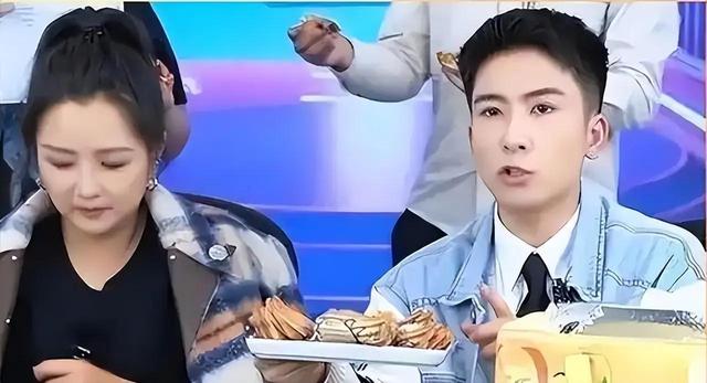 39岁何洁不忍直视，腋下勒出副乳肚子三层肉	，要养4个娃操劳疲惫