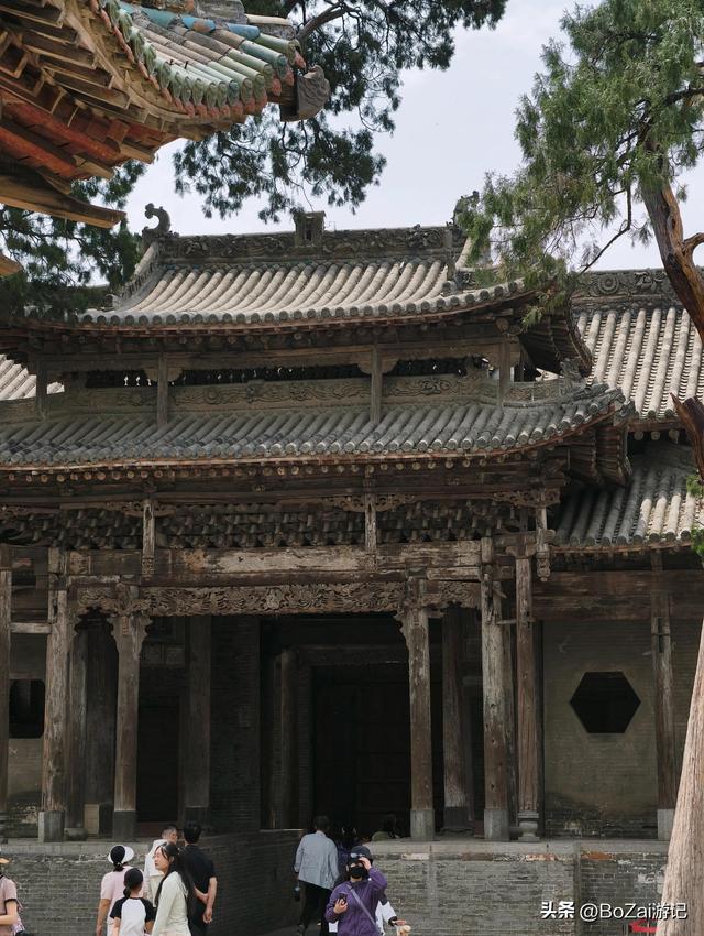 窄巷闯进城隍庙，古柏广场豁然开朗，压缩美学惊艳