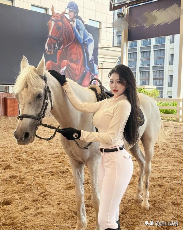 中华小姐香港冠军连子欣，评论区一片叫好，胜在纯天然，来自河北