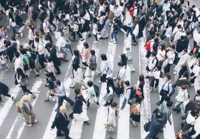 诺贝尔奖女科学家坦言：全球生育率暴跌，责任都在男性身上