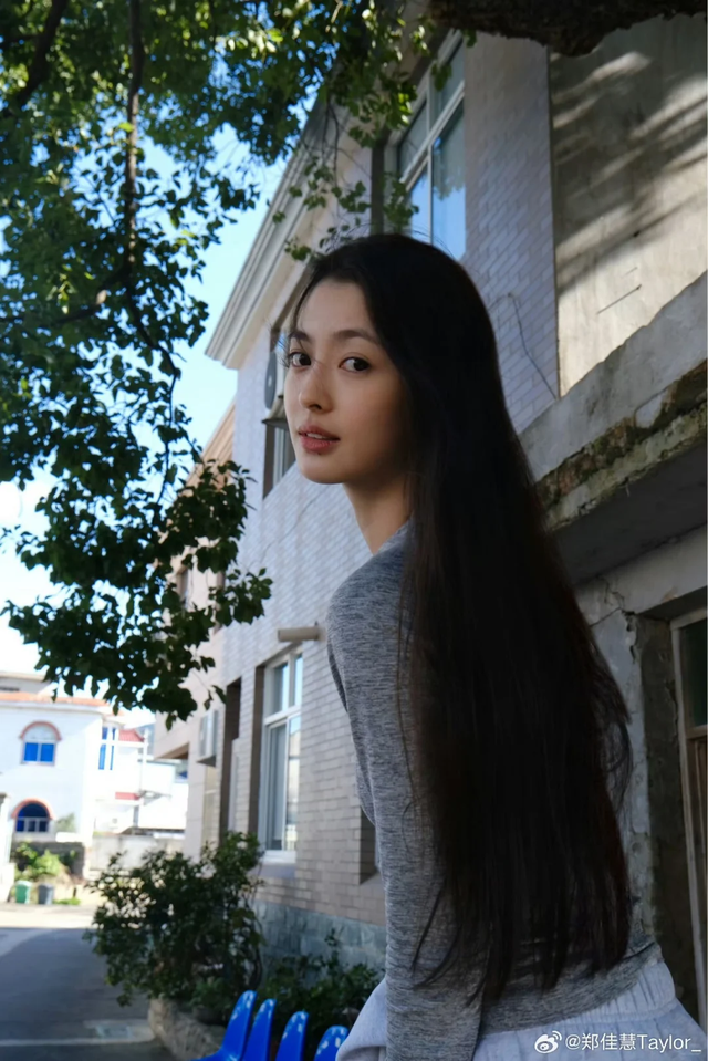 中戏艺考女生第一！郑佳慧！05年，身高170cm，长得高级气质出众