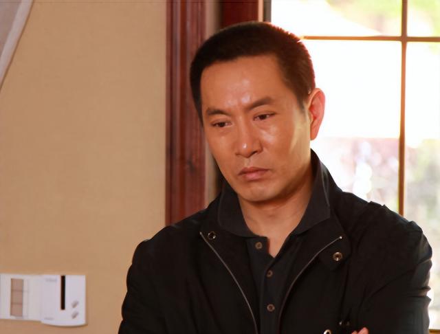 55岁姚刚现状：一生无妻无子，买千万豪宅一个人住，发福后更帅了
