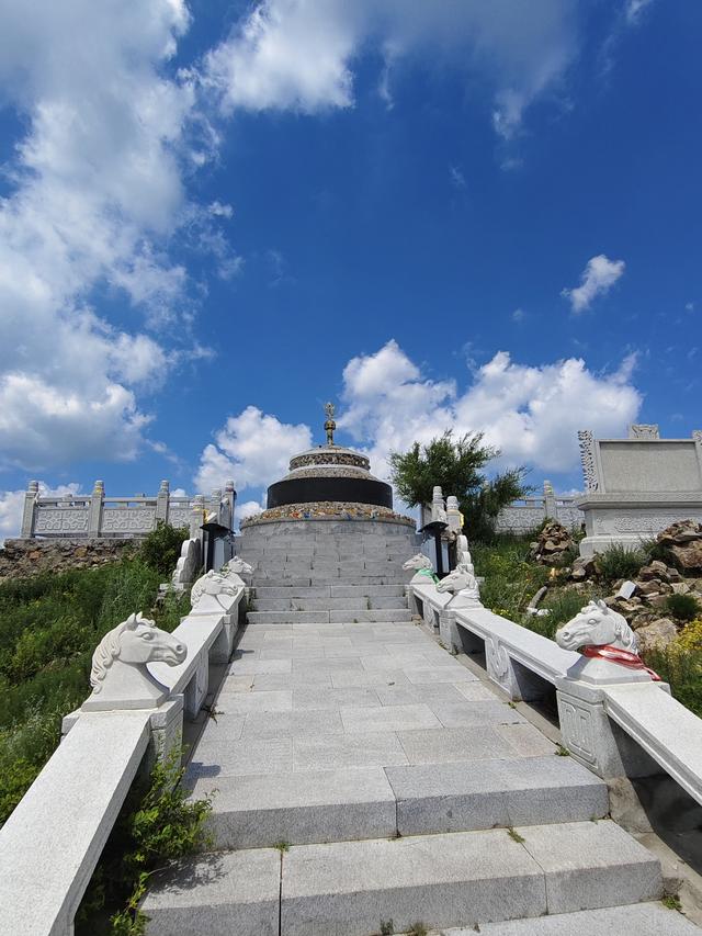 去北极村第四站——东乌。走99号公路我们去爬瞭望山。