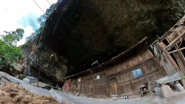 重庆綦江大山深处发现岩洞人家，几代人逍遥自在生活近百年