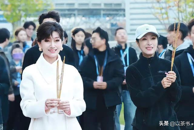 越来越不对劲！72岁赵雅芝和年轻人斗舞不在话下，与李连杰有一拼