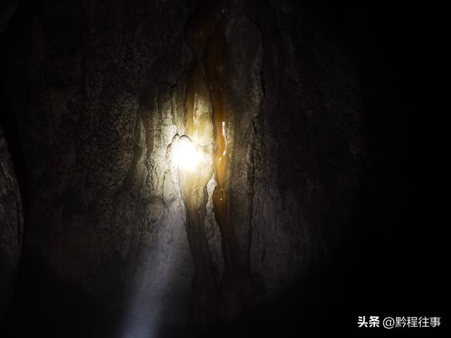 一个洞内烟云氤氲的躲匪洞，一个白练如幕的暗河瀑布