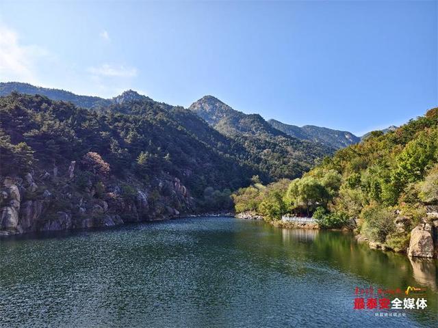 泰山东御道未央湖：一湖碧水落玉帘 山水秘境引客来