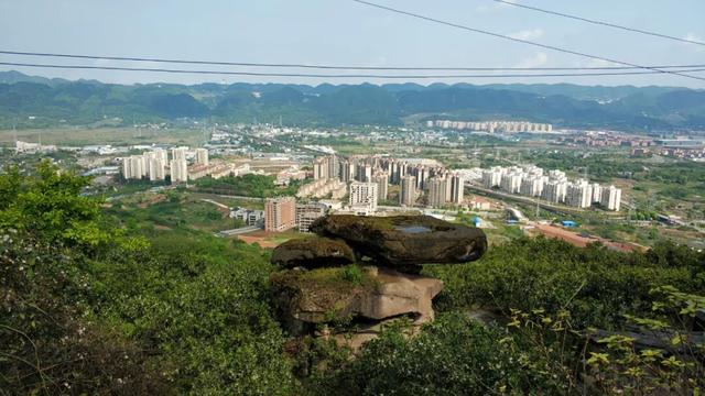 重庆九龙坡有一座明朝大寨，拥有18道城门，相传张献忠在此称帝