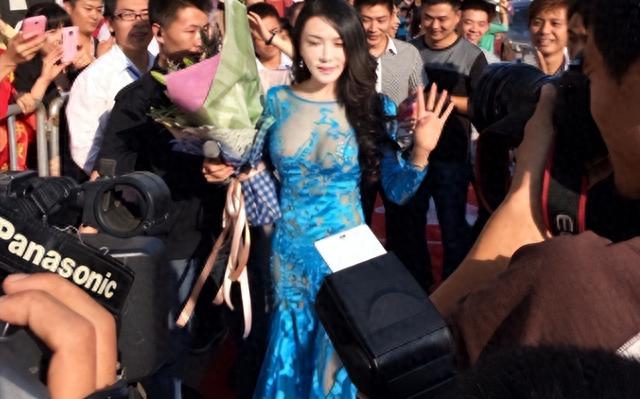 "露奶装"，"开裆裤"，大街上的牛鬼蛇神，辣眼睛！