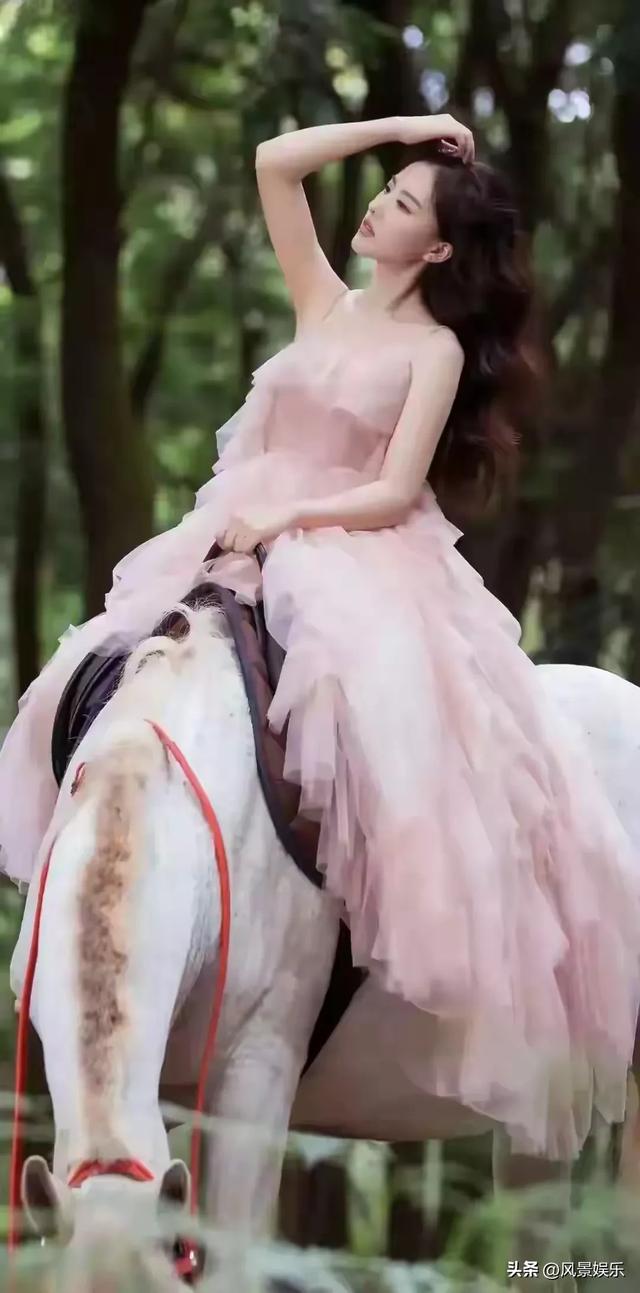 广西艺术学院校花朱梦茹美出圈了，网友惊叹:蟾宫玉兔落凡尘！