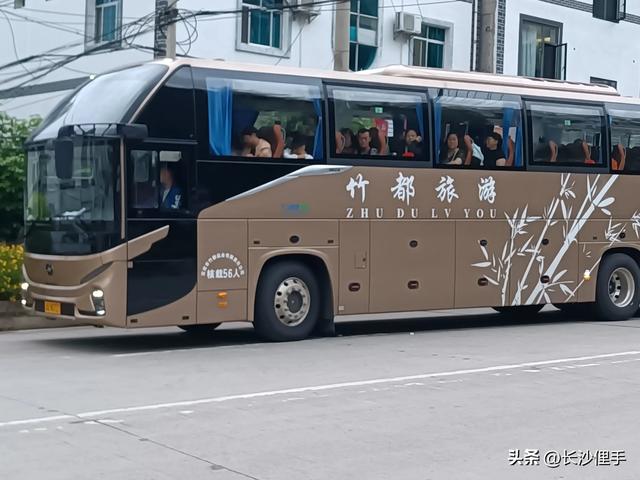 柴米油盐调味诗与远方，抚仙湖那一抹红