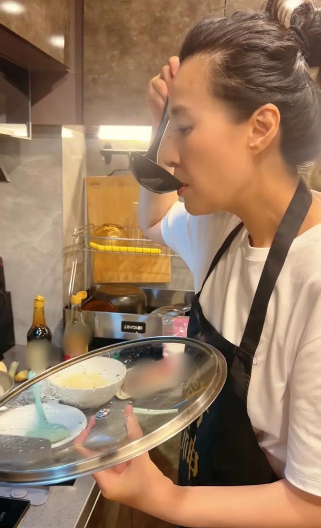49岁李煜庆祝生日，68岁张丰毅罕见亮相，啜妮和连奕名低调现身！