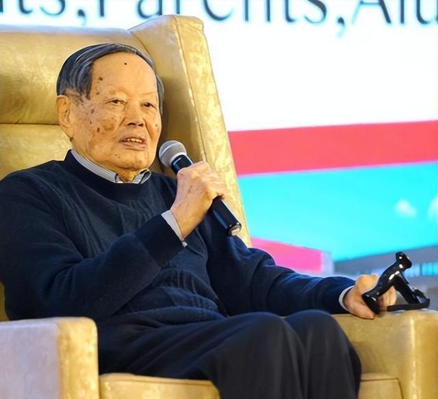 翁帆也没想到，丈夫杨振宁去世后，竟因生前一个举动再次口碑暴涨