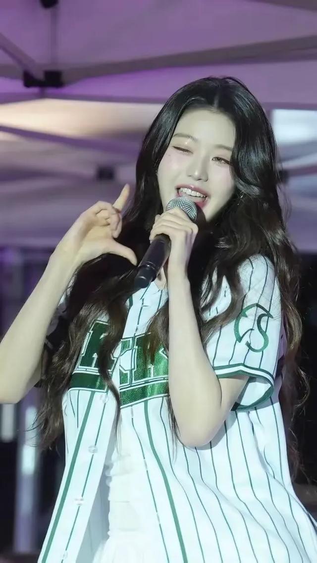 20岁的张元英这蕾丝肚兜和颈环越来越有人妻熟妇感了！还肥了不少