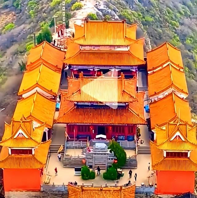 他是释永信的师弟，他自诩武僧总教头，但实际上他是当地的黑老大