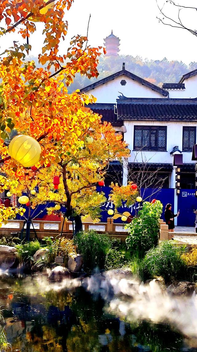 流金暖红裹着的古镇秋时