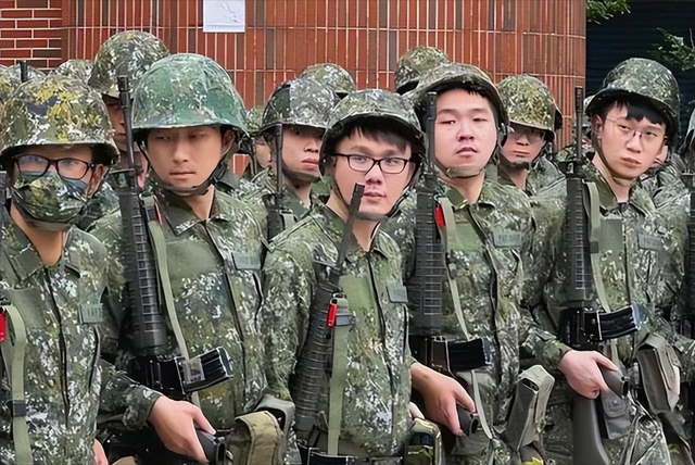 特朗普：只要我在任，无人敢收台，话音刚落	，中方划下4条红线