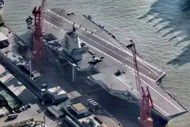 福建舰回港后变化不断，成排牵引车挂弹车上舰，尾部甲板颜色发黑图片