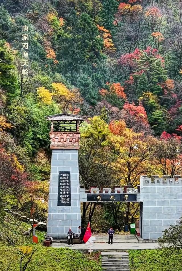 唐家河的秋：把山河晕成了打翻的颜料盘