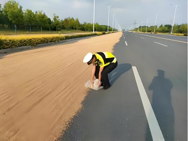 公路晒粮食图鉴！石头拦钉板放碎玻璃片！“死神来了”在乡村重演
