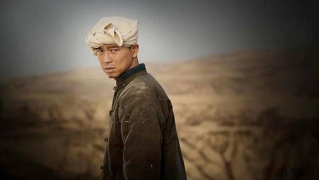 40岁李小萌北京逛街，开五六百万劳斯莱斯，王雷大连富二代不差钱