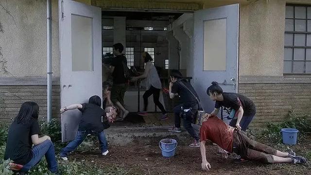 15万成本，演员边拉屎边化妆，导演全家当人肉摇臂，炸出票房传奇