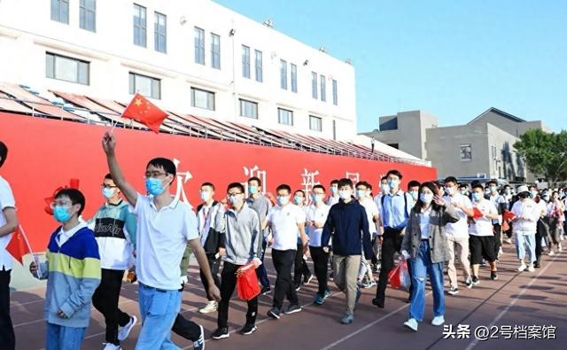 江苏女孩苦读12年考出家门1.4公里，4分钟就到校，本人已崩溃