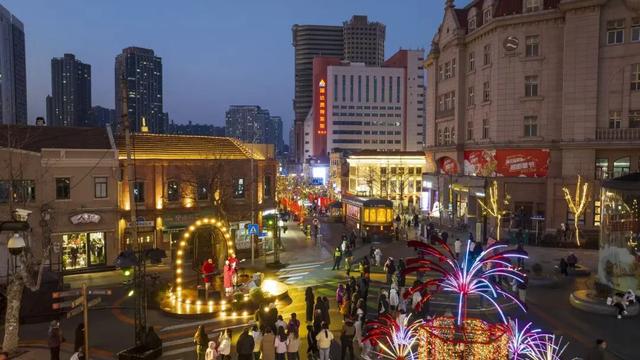 百年街里，四年接力！400万人“扎堆”青岛老城区：新春逛街里，烟火即大局