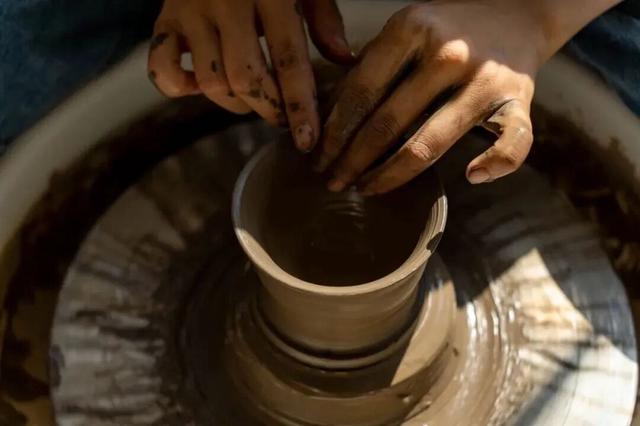 年味十足的山东宝藏小城，不仅是鲁菜重要发源地，还是“中国琉璃之乡”！