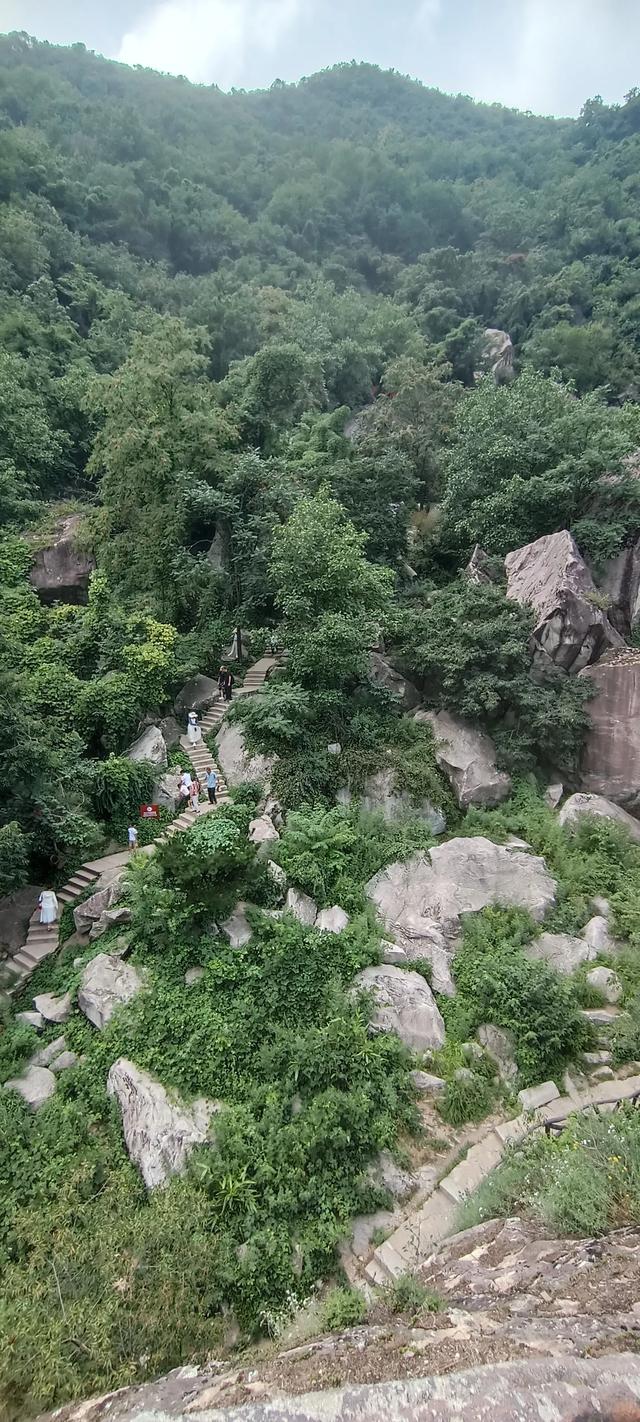 湖光山色，碧波微澜下的翠华山山崩奇观