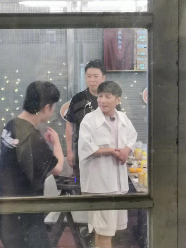 性取向被质疑、人民网怒斥、被保姆举报，如今51岁的何炅站起来了