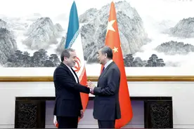 美伊会谈推迟同一天，伊朗外长访华，想让中国“把把脉”指条明路图片