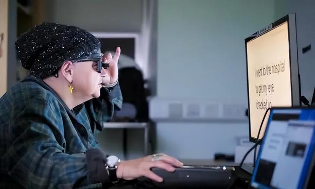 70岁奶奶失明15年，靠2毫米芯片重见光明，连罐头标签都能看清！