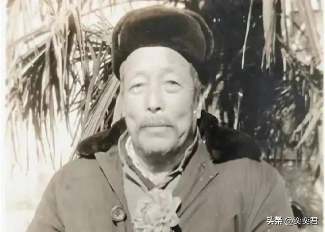 大爷故意让毒蛇咬自己舌头，等蛇放完毒，他一口咬下蛇头
