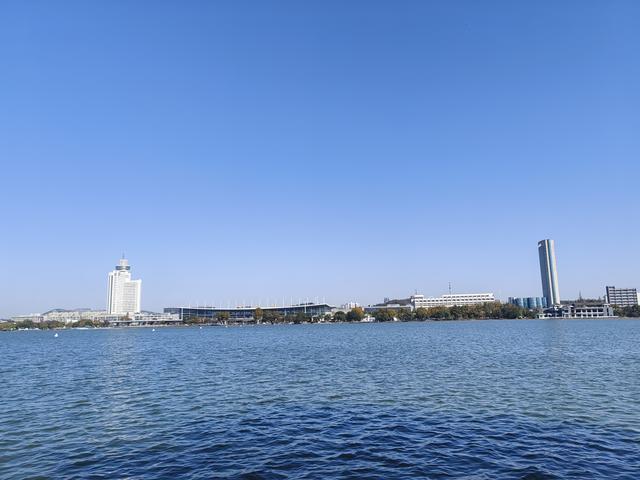 碧云天，黄叶地。秋色连波，波上寒烟翠一一玄武湖银杏迟