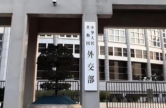 特朗普通告全球，将对法国加税200%，不到24小时	，马克龙喊话中国