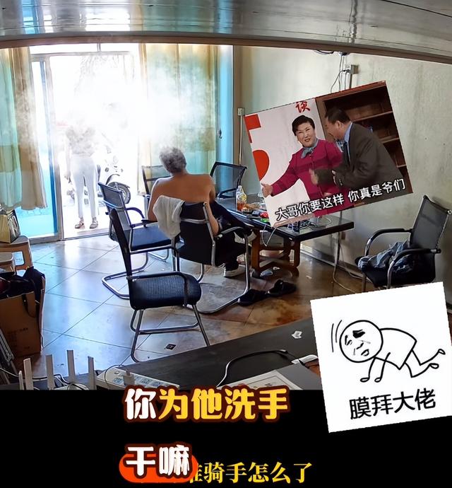 女子拿外卖踹店门后续：已被拘留，老板隐藏视频，驱车离开当地
