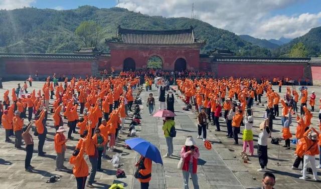 “武当号”金秋启程 千人共赴仙山之旅